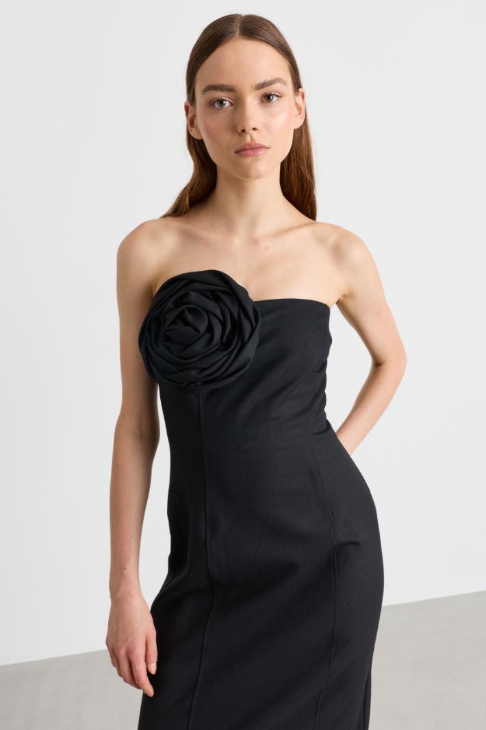 Bustier dress with oversized flower appliqué - BLACK - Intrend - 3