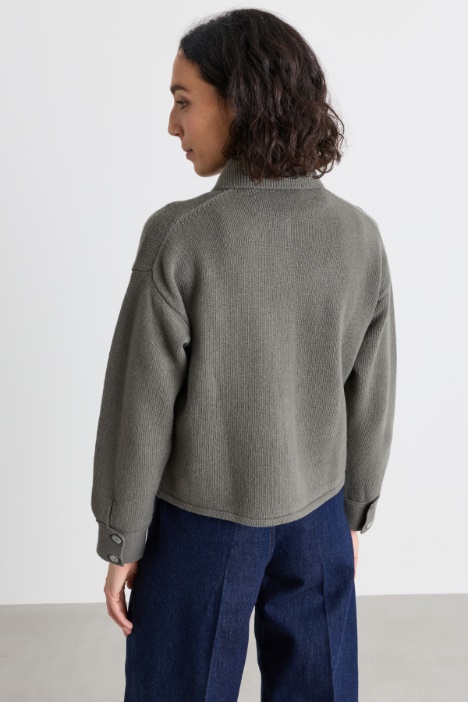 Cardigan boxy in pura lana con tasche