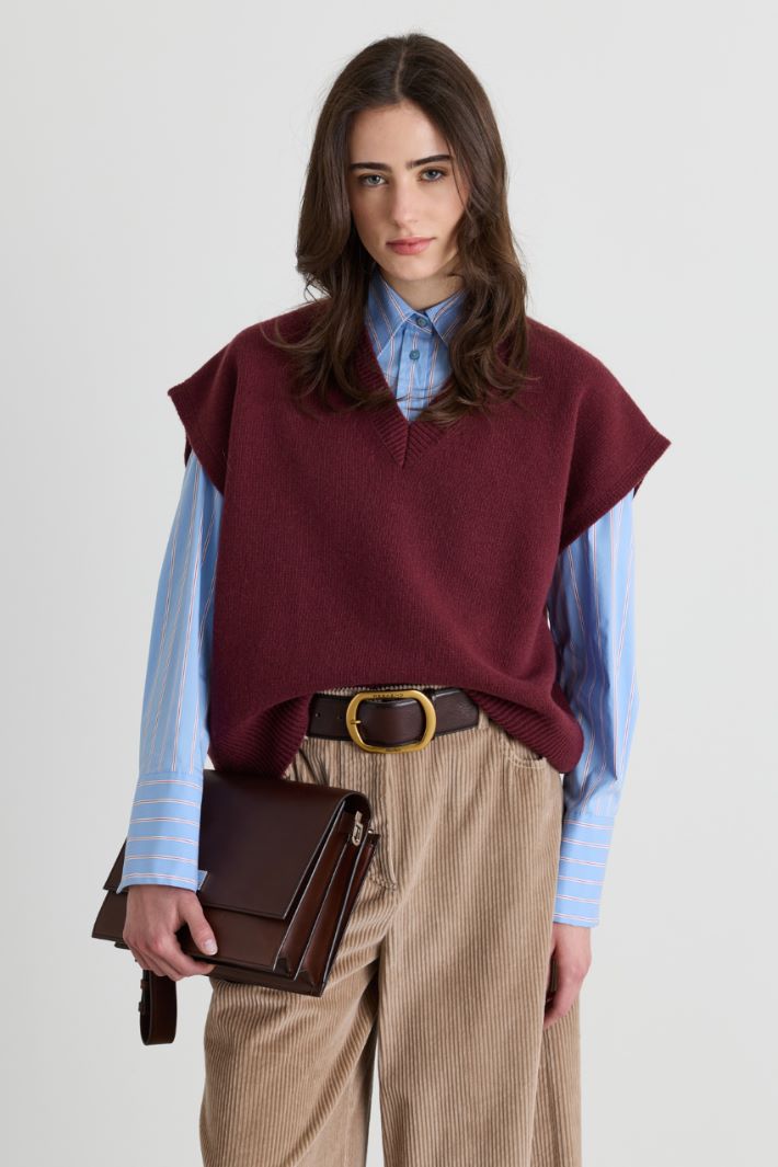 Oversized V-neck knitted vest - BORDEAUX - Intrend - 2
