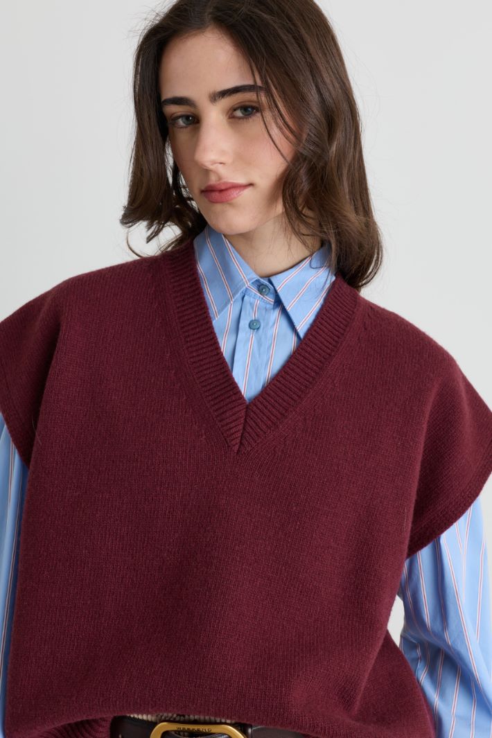 Oversized V-neck knitted vest - BORDEAUX - Intrend - 3