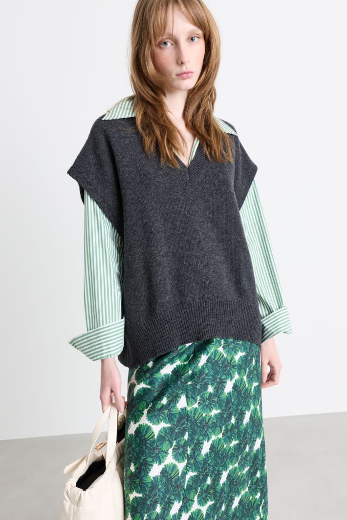Oversized V-neck knitted vest - GREY - Intrend - 2