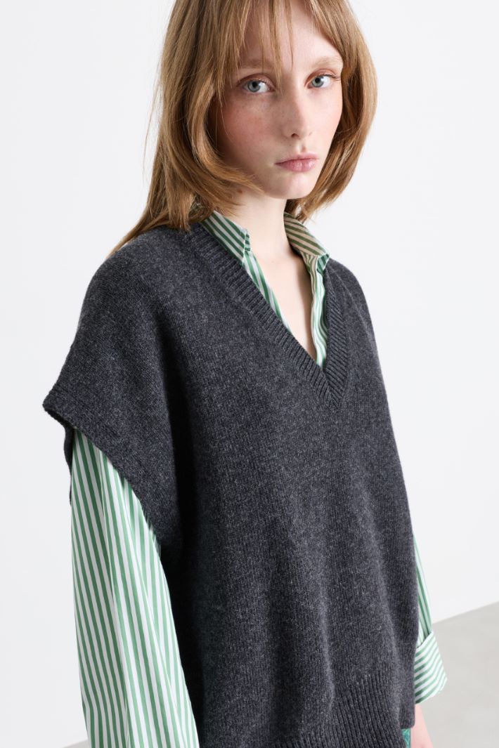 Oversized V-neck knitted vest - GREY - Intrend - 3