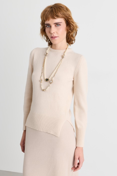 Slim-fit jumper with small side slits - Intrend