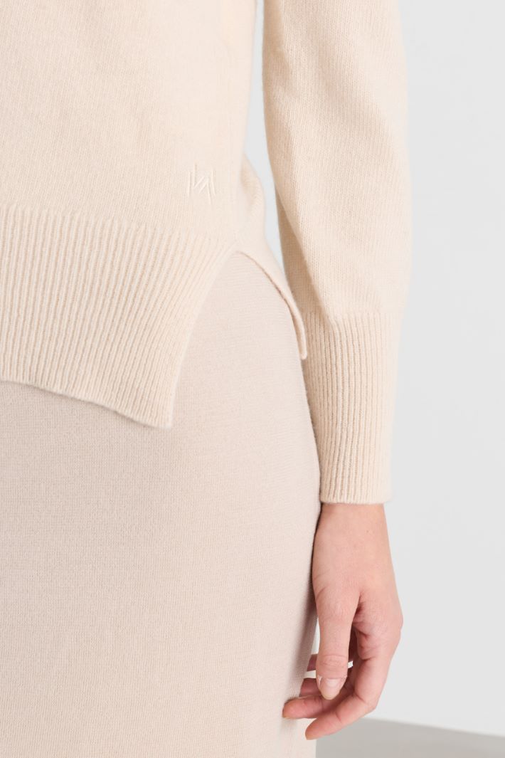 Schmal geschnittener Strickpullover mit kleinen Schlitzen - ELFENBEIN - Intrend - 3