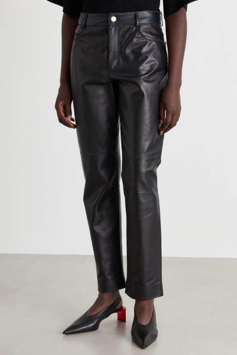 Pantaloni in pelle con tagli e tasche