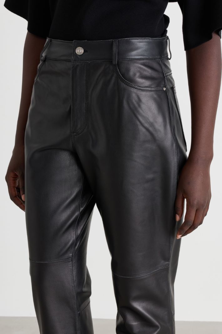 Pantalón de piel con costuras - NEGRO - Intrend - 3