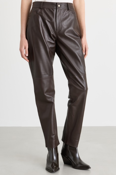 Pantaloni in pelle con tagli e tasche