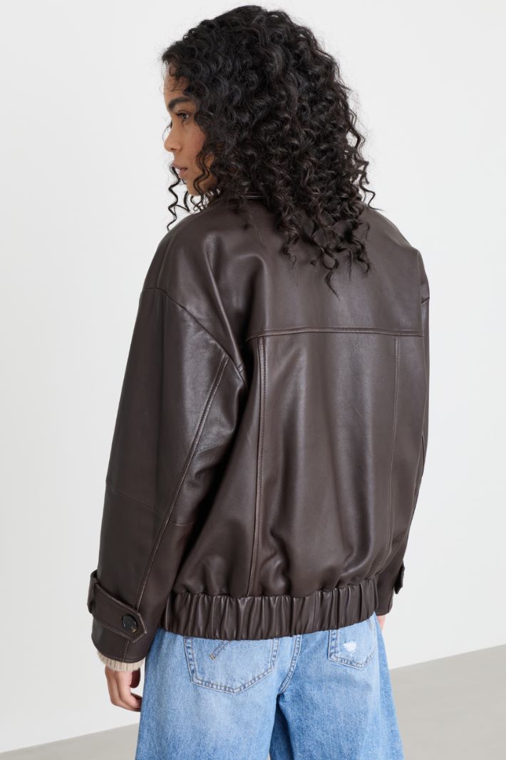 Aged-effect leather short double-breasted coat - BROWN - Intrend - 4