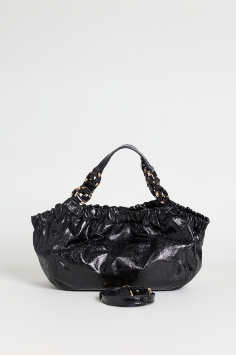 Bolso de piel brillante con fruncidos