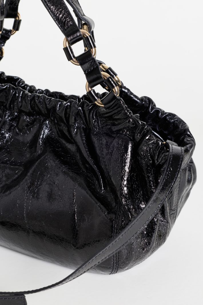 Ruched polished leather bag - BLACK - Intrend - 4