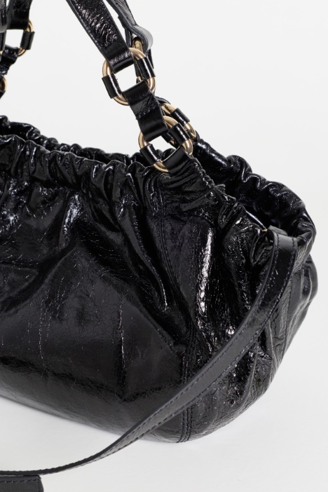 Bolso de piel brillante con fruncidos