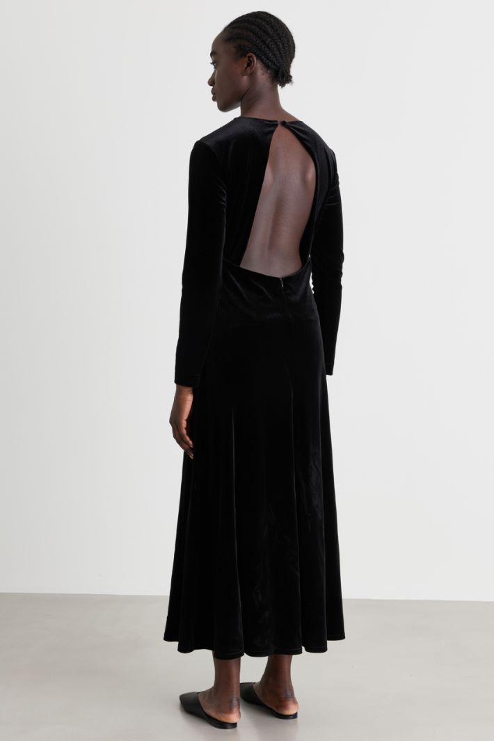 Velvet dress with cut-out back - BLACK - Intrend - 4
