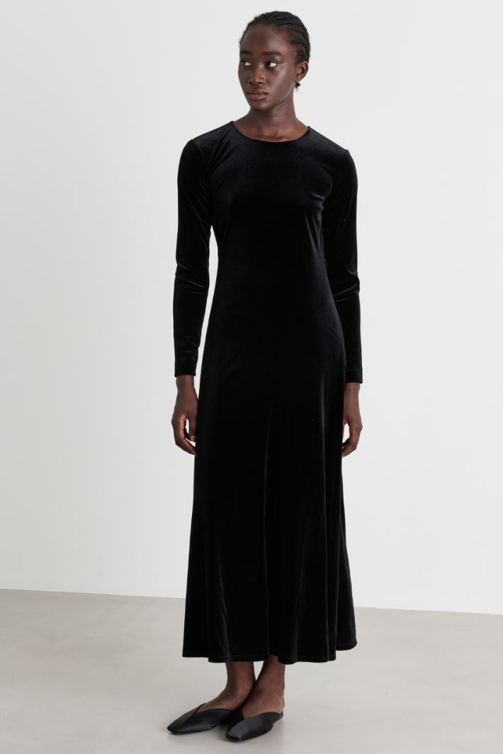 Velvet dress with cut-out back - BLACK - Intrend - 2