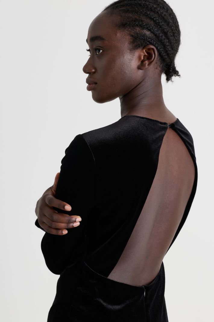Velvet dress with cut-out back - BLACK - Intrend - 3