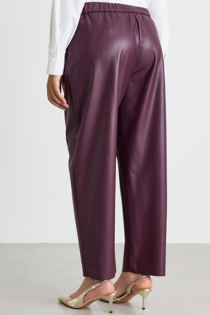 Coated jersey carrot-fit trousers - BORDEAUX - Intrend - 4