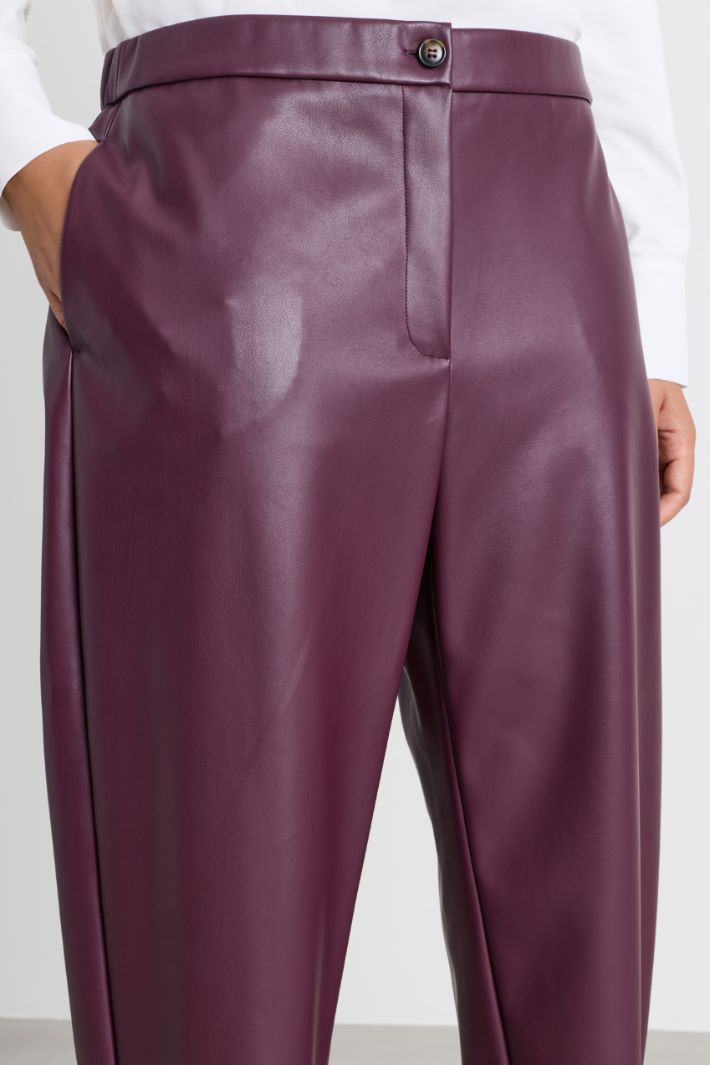 Coated jersey carrot-fit trousers - BORDEAUX - Intrend - 3
