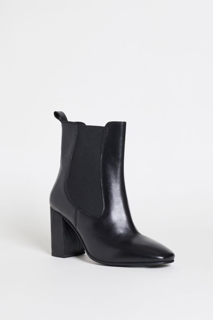 Heeled Chelsea Boots - BLACK - Intrend - 2