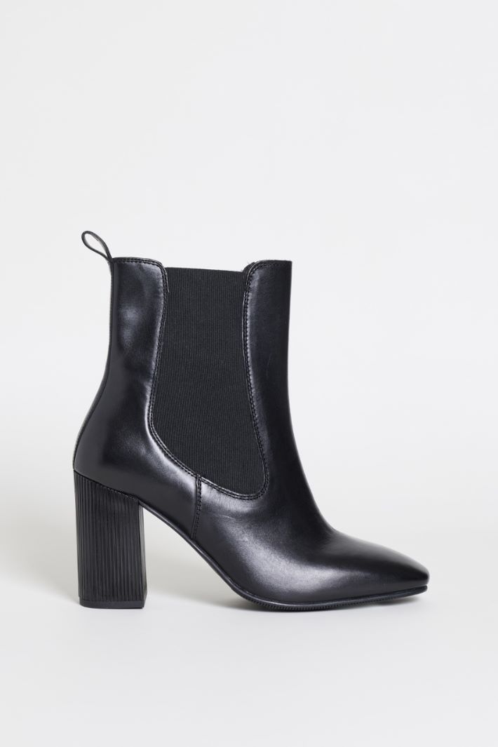 Heeled Chelsea Boots - BLACK - Intrend