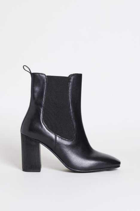 Heeled Chelsea Boots - Intrend