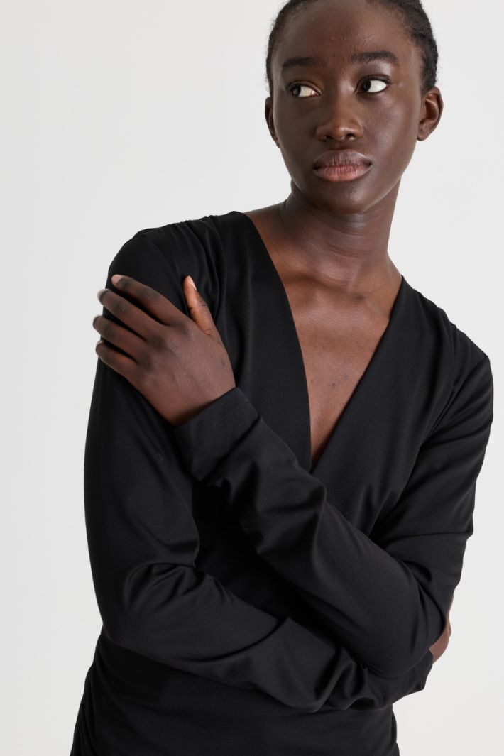 Wide V-neck top - BLACK - Intrend - 3