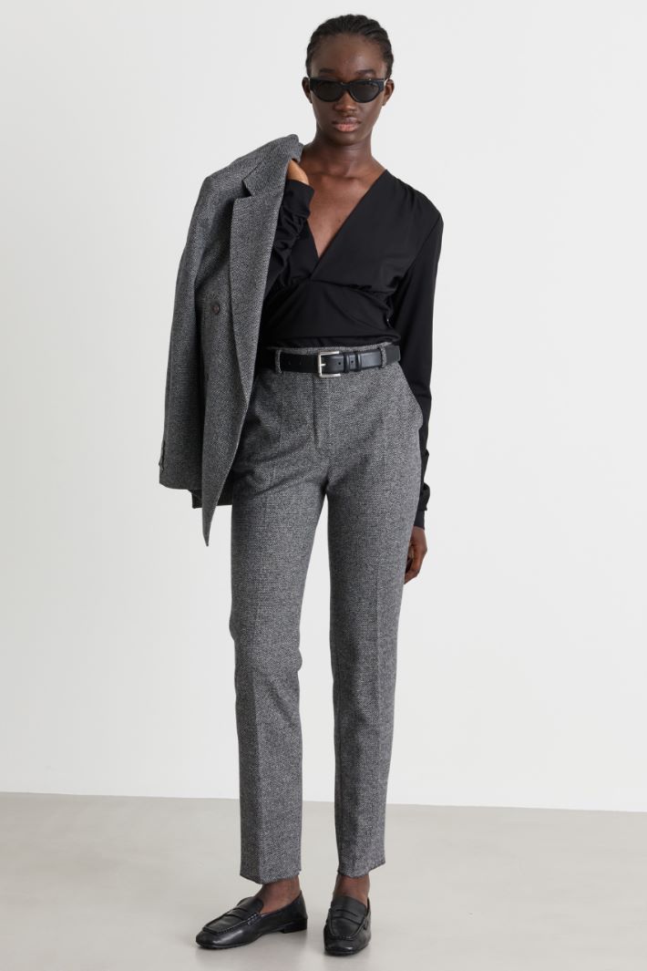 Wide V-neck top - BLACK - Intrend