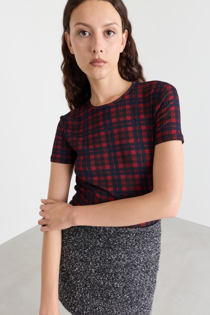 T-shirt aderente in jersey tulle - ROSSO NERO BLU - Intrend - 3