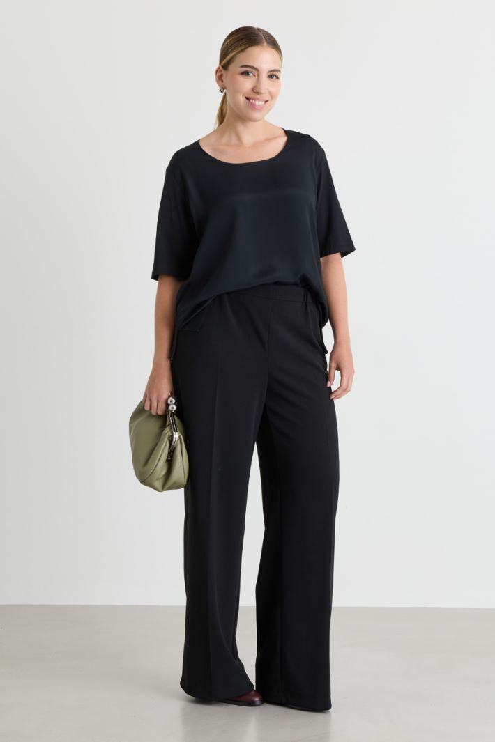 T-shirt con piccoli spacchi - NERO - Intrend