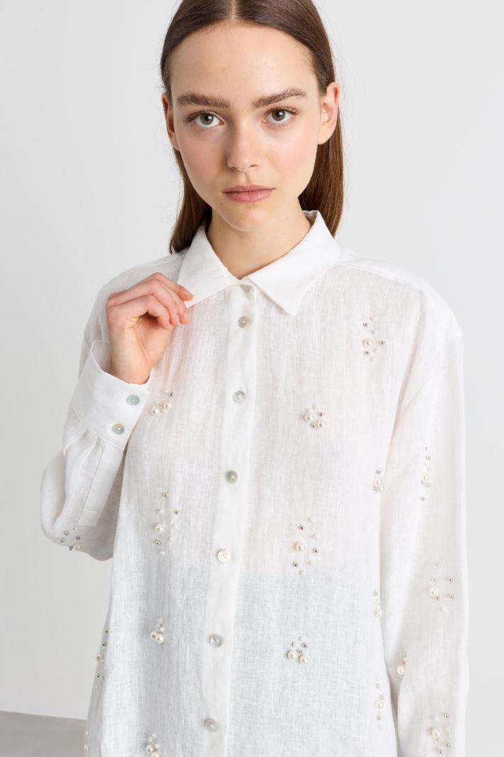 Camicia ampia con perle e borchie - BIANCO - Intrend - 3