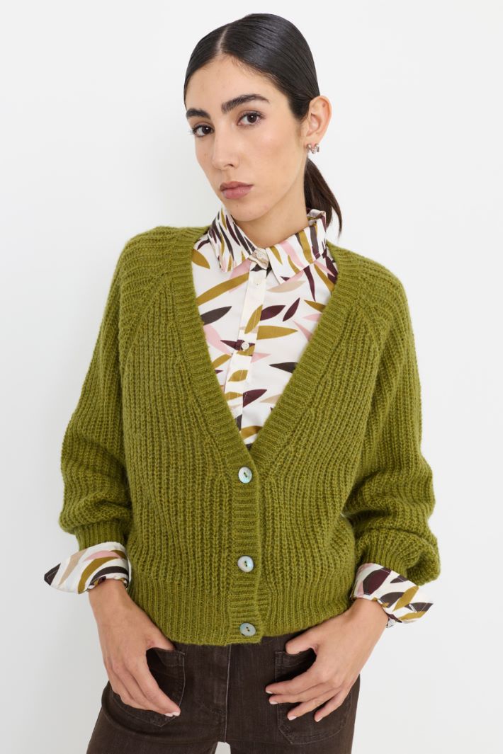 Wide V-neck cardigan - GREEN - Intrend - 2