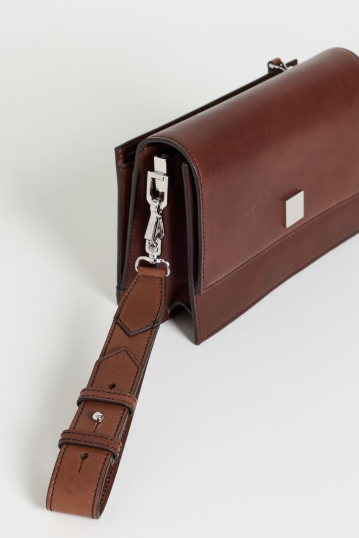 Small leather crossbody bag - BROWN - Intrend - 4
