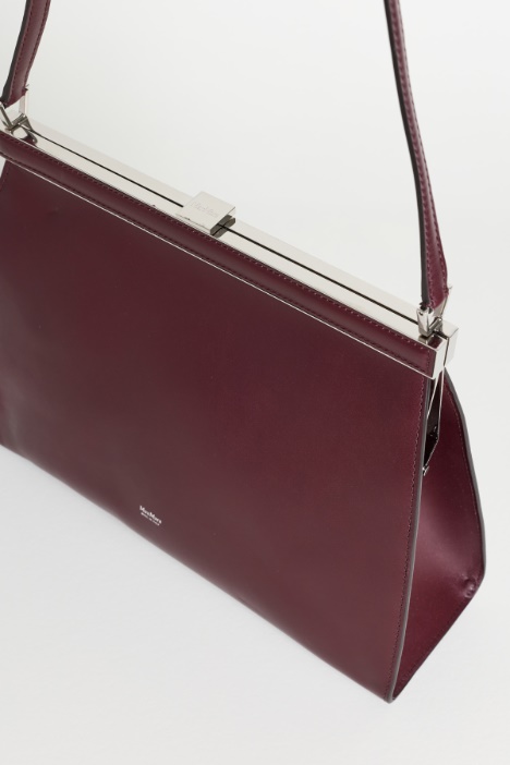 Bolso de piel con acabado satinado