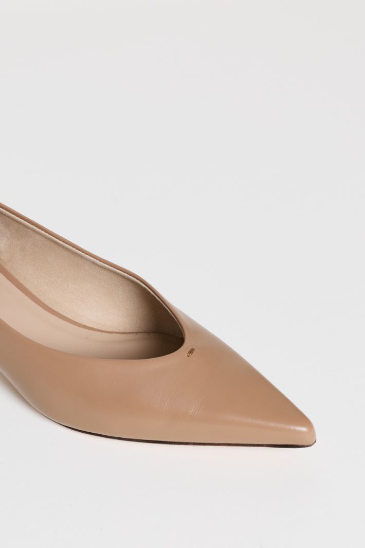 Leather kitten-heel pumps - CAMEL - Intrend - 4