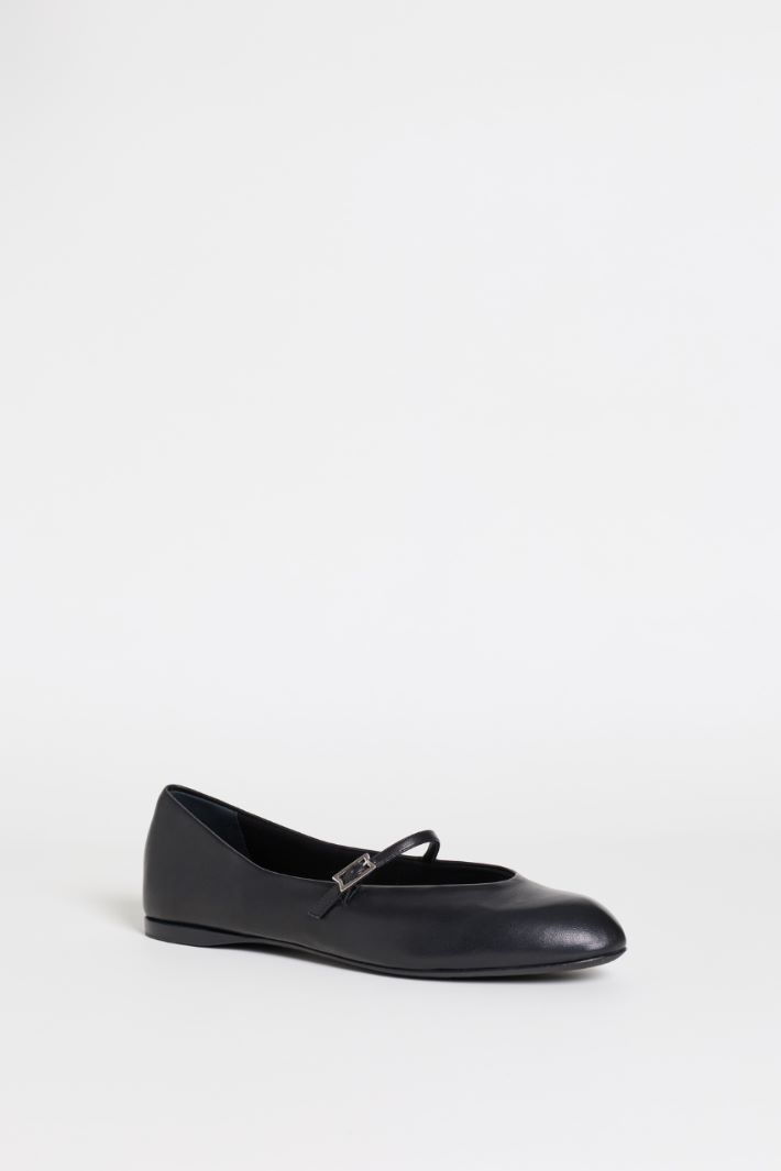 Leather ballet pumps with strap - BLACK - Intrend - 2