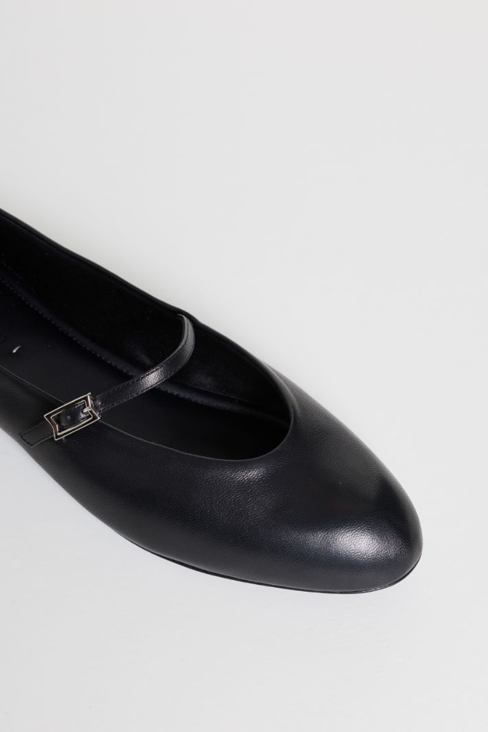 Leather ballet pumps with strap - BLACK - Intrend - 4