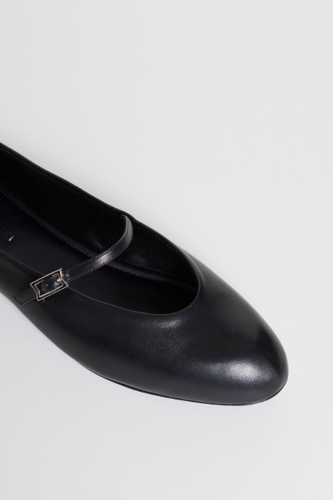 Ballerine in pelle con cinturino