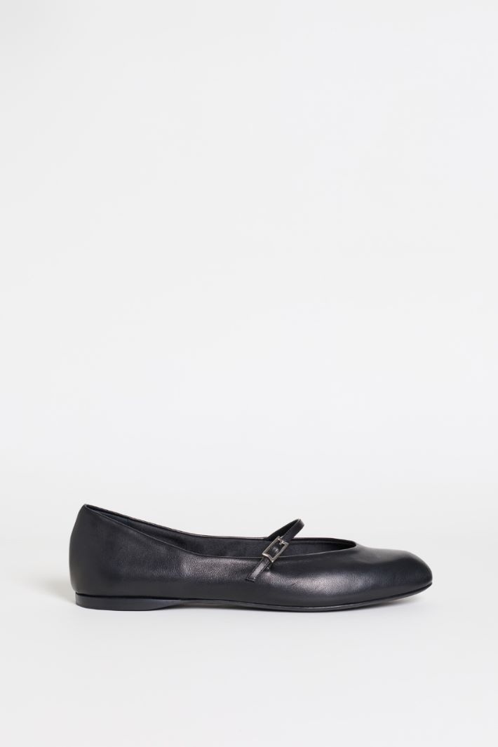 Leather ballet pumps with strap - BLACK - Intrend