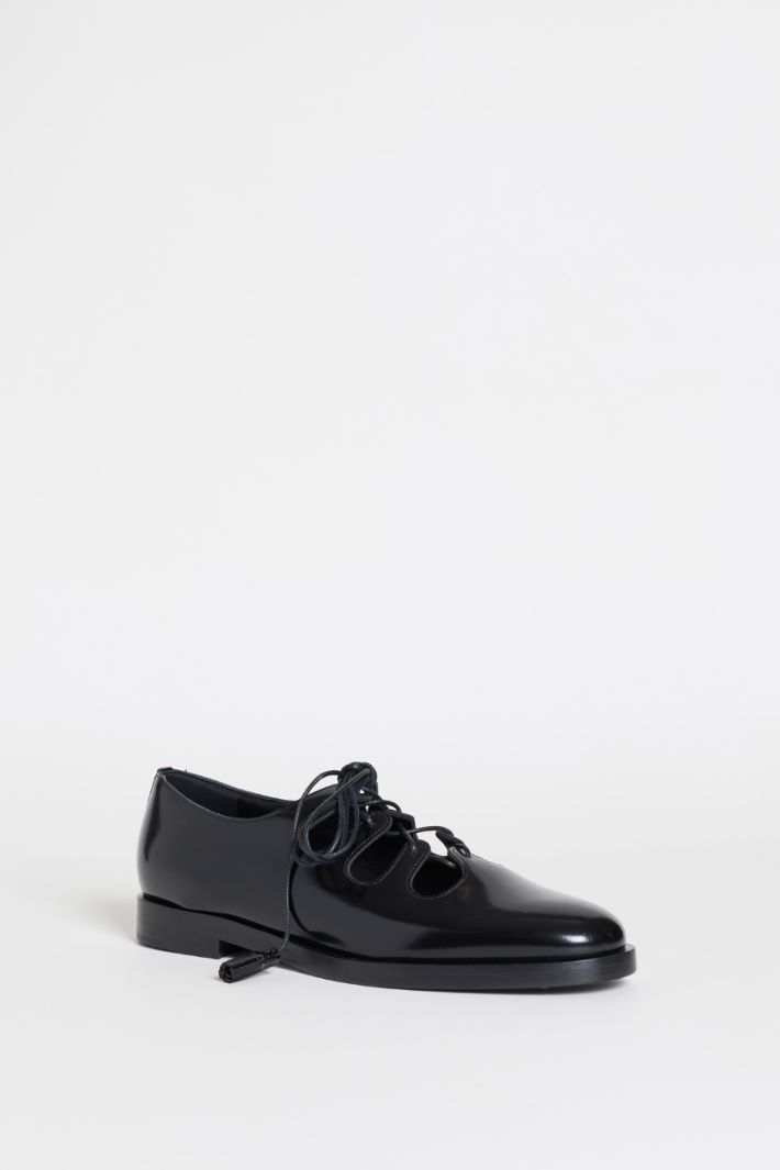 Schnürschuhe aus Glanzleder - SCHWARZ - Intrend - 2