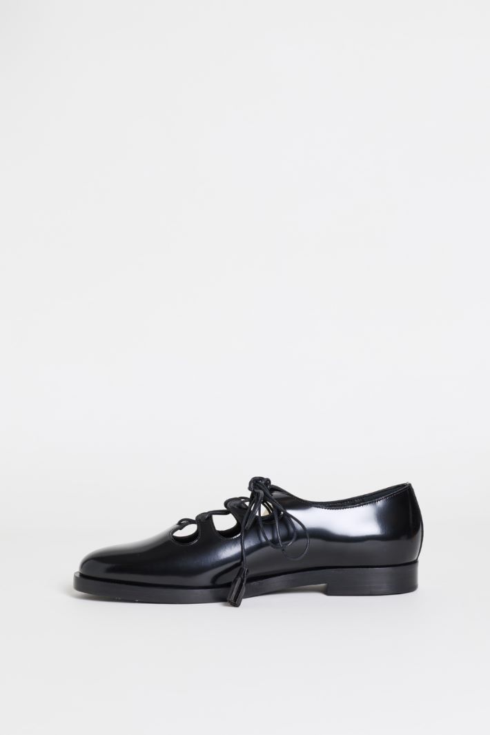 Schnürschuhe aus Glanzleder - SCHWARZ - Intrend - 3