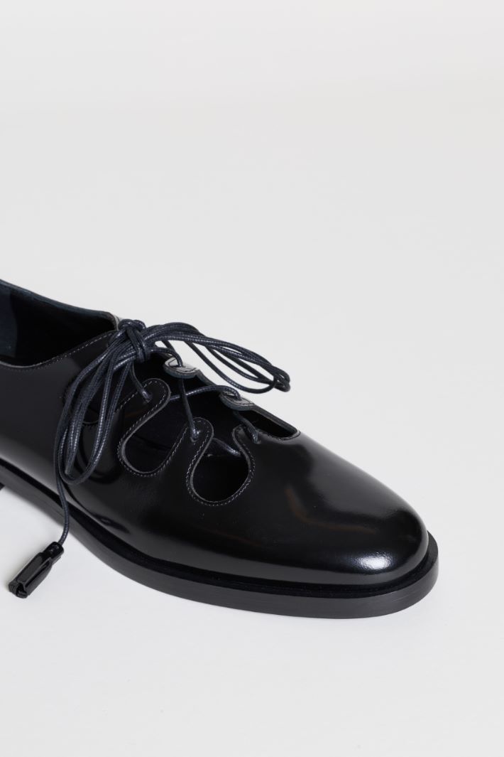 Schnürschuhe aus Glanzleder - SCHWARZ - Intrend - 4