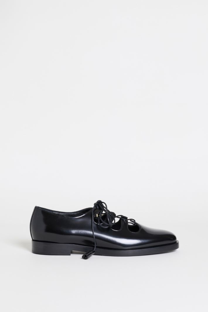 Schnürschuhe aus Glanzleder - SCHWARZ - Intrend
