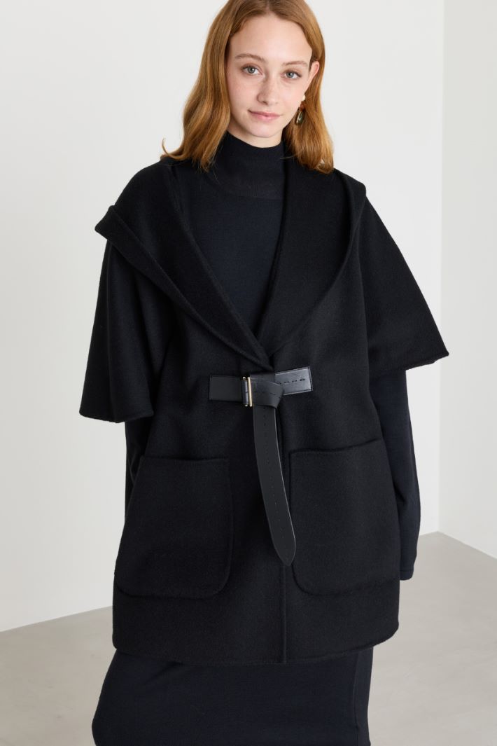 Cape with leather belt - BLACK - Intrend - 2