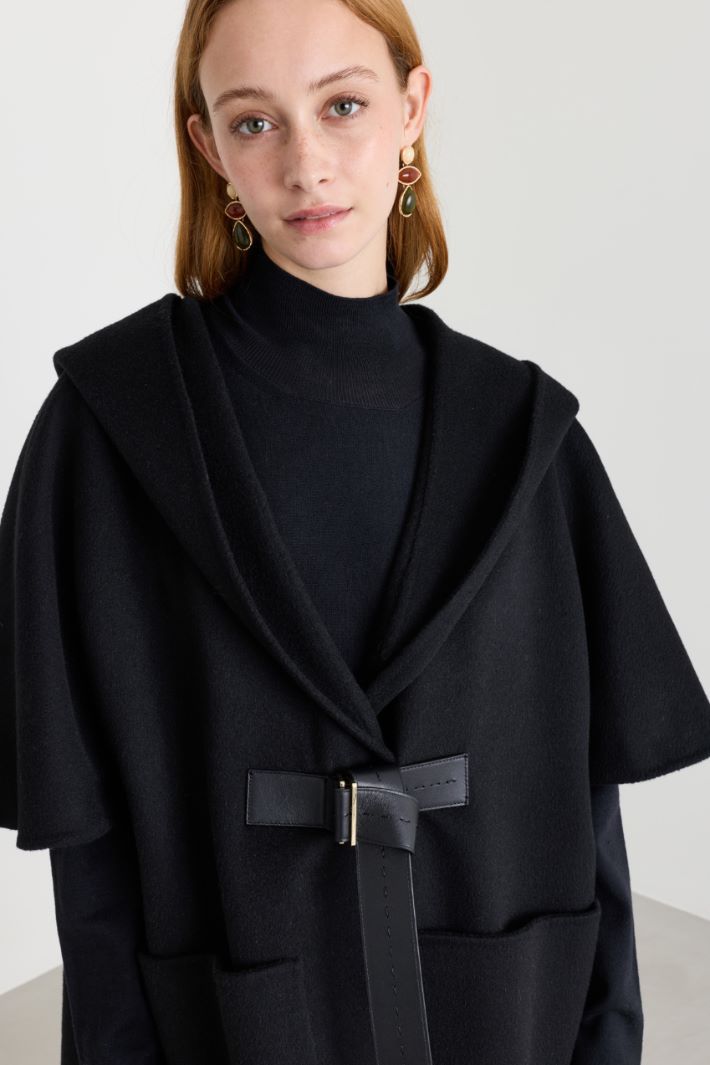 Cape with leather belt - BLACK - Intrend - 3