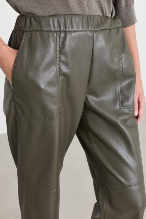 Pantalone carrot in jersey spalmato