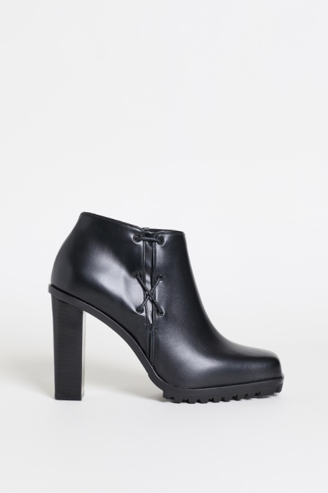 Side lace-up ankle boots - Intrend