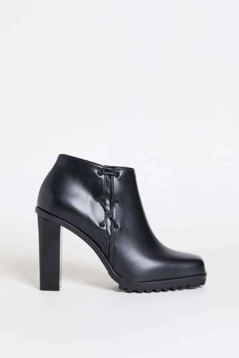 Side lace-up ankle boots - Intrend