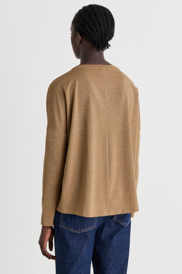 Gerade geschnittener Pullover aus Lamé-Garn mit Rundhalsausschnitt und langen Ärmeln mit überschnittenen Schultern. - GOLD - Intrend - 4