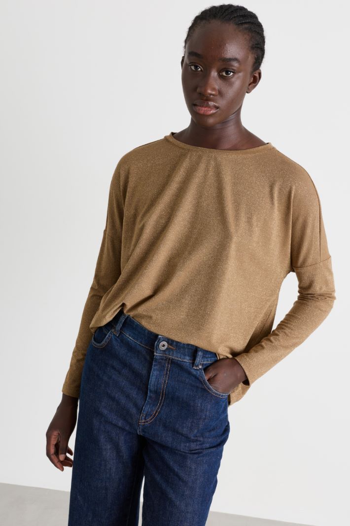 Gerade geschnittener Pullover aus Lamé-Garn mit Rundhalsausschnitt und langen Ärmeln mit überschnittenen Schultern. - GOLD - Intrend - 2