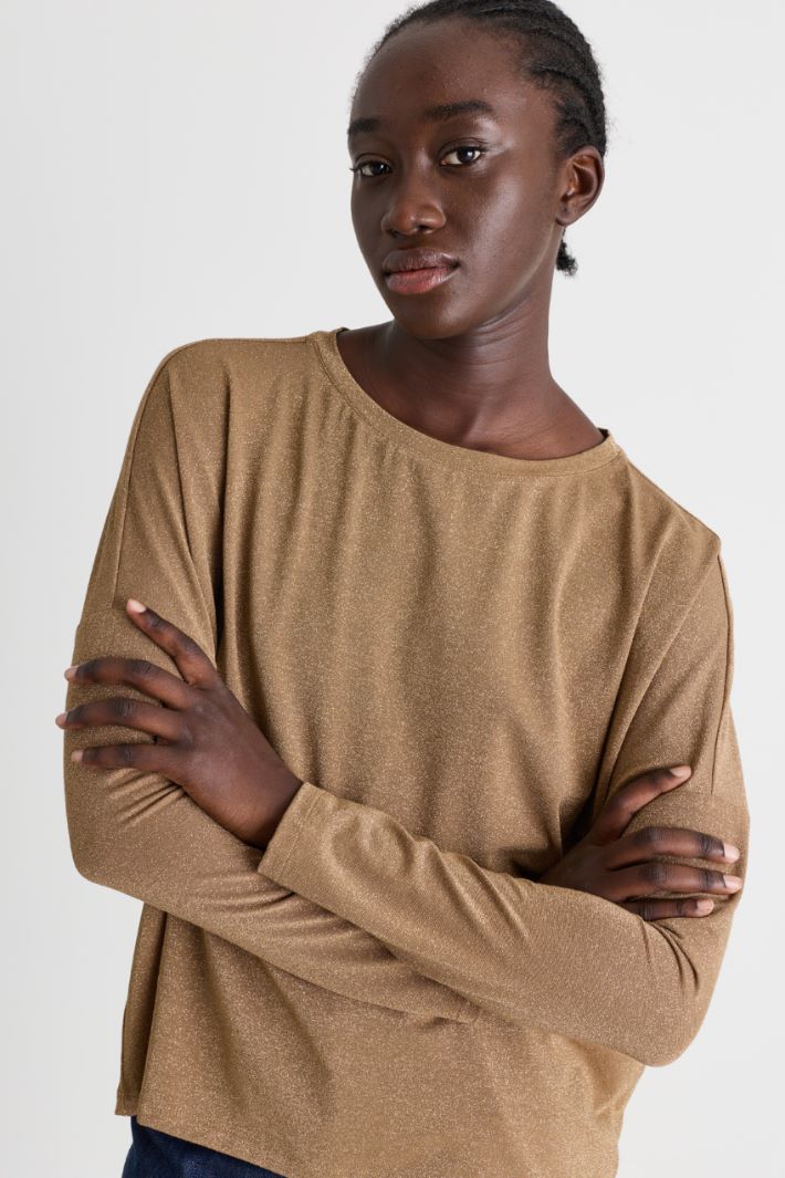 Gerade geschnittener Pullover aus Lamé-Garn mit Rundhalsausschnitt und langen Ärmeln mit überschnittenen Schultern. - GOLD - Intrend - 3