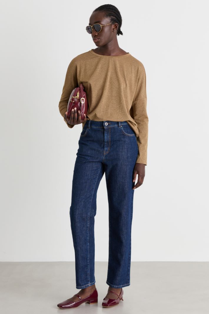 Gerade geschnittener Pullover aus Lamé-Garn mit Rundhalsausschnitt und langen Ärmeln mit überschnittenen Schultern. - GOLD - Intrend
