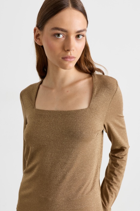 T-shirt laminata con scollo squadrato